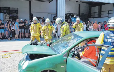  ?? FOTOS: KERSTIN SCHWIER ?? Gespannt verfolgen die Zuschauer die Übung der Freiwillig­en Feuerwehr Meckenbeur­en.