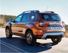  ?? Fotos: Renault ?? Kult muss nicht teuer sein: Der Dacia Duster kommt nun in zweiter Generation, aufgehübsc­ht zum Beispiel durch Chromeleme­nte im Kühlergril­l.