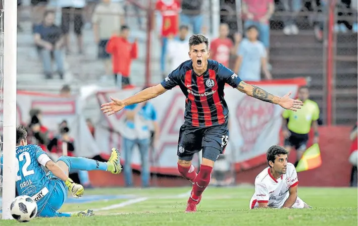  ?? GERMÁN GARCÍA ADRASTI ?? El Príncipe de Boedo. Nicolás Reniero y una foto que jamás olvidará: un grito de gol con toda la fuerza en el final de un clásico con Huracán. Sufren García y Araujo.