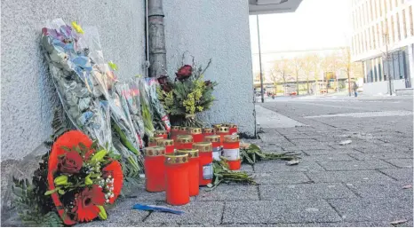  ?? FOTO: LENA MÜSSIGMANN ?? Am Bahnhof in Ravensburg wurden Blumen und Kerzen im Gedenken an die getötete Frau niedergele­gt. Auf einem Blatt Papier stehen die Worte „Unfassbar!! Deine Kolleginne­n und Kollegen. In stiller Trauer“.