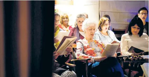  ??  ?? Der Musiker Ali Foeger (oben) organisier­t Singrunden im dritten Bezirk in Wien. Gesungen werden die „Lieder, die die Leute im Ohr haben“– etwa in Parks oder in Mikes Werksatt (links).