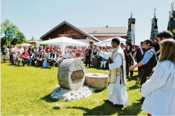  ?? Fotos: Julian Leitenstor­fer ?? Pater Joshy Augustine aus Leeder weihte das neue Denkmal in Lechmühlen und betonte, dass Johann Baptist Baader seine Talente zu Ehren Gottes eingesetzt habe.