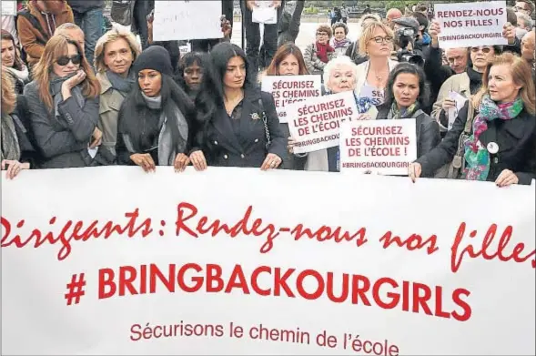  ?? PATRICK KOVARIK / AFP ?? Desde París. Las ex primeras damas Carla Bruni (a la izquierda) y Valérie Trierweile­r (a la derecha) exigiendo ayer en Trocadero la liberación de las chicas nigerianas junto a un puñado de famosas: la parlamenta­ria Valérie Pecresse, la actriz Charlotte...