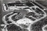  ?? MIKE COLLINS / THE PALM BEACH POST 1983 ?? An aerial shot of a residentia­l area under constructi­on in Wellington back in 1983.