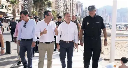  ??  ?? Mayor Toni Pérez with Juan Carlos Moragues along Levante promenade this week