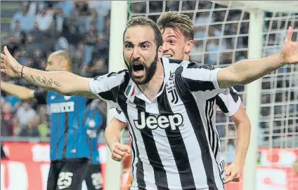  ?? FOTO: EFE ?? Higuaín, decisivo Su gol en el minuto 87 dio a la Juve un triunfo clave ante el Inter tras perder en la jornada anterior frente al Nápoles