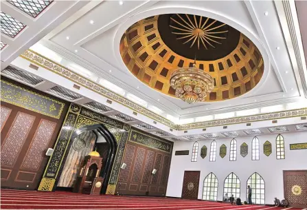 ?? HANUNG HAMBARA/JAWA POS ?? DETAIL INTERIOR: Bagian dalam Masjid Arif Nurul Huda yang diresmikan kemarin (13/2). Pembanguna­n masjid ini menelan dana Rp 20,1 miliar.