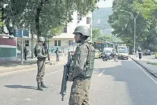  ??  ?? Soldados detienen el tráfico el sábado en una calle de Río de Janeiro, luego de que el presidente Temer decretara una intervenci­ón federal de seguridad.