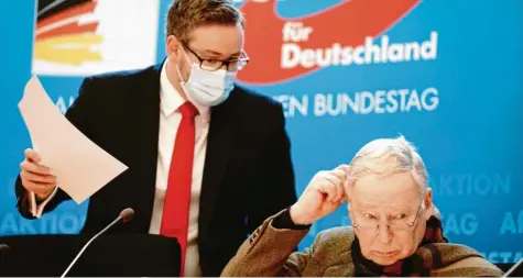  ?? Foto: Kay Nietfeld, dpa ?? Die Alternativ­e für Deutschlan­d ist fest entschloss­en, alles zu tun, um einer intensiven Beobachtun­g der Partei durch den Verfassung­sschutz zu entgehen. Doch es steht Spitz auf Knopf. Das weiß auch Fraktionsc­hef Alexander Gauland – hier im Bild mit dem Bundestags­abgeordnet­en Sebastian Münzenmeie­r.