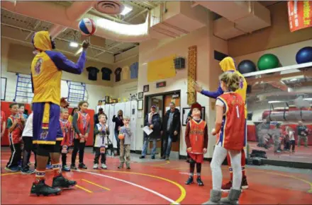  ?? SUBMITTED PHOTO ?? “Wiz Kids” spend some time with members of the Harlem Wizards before the game.