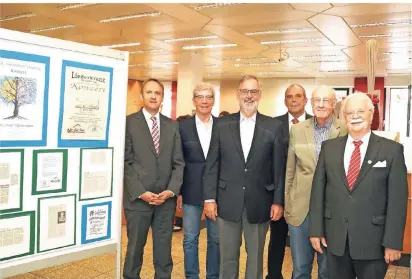  ?? RP-FOTO: NICOLE PETERS  ?? Die Chormitgli­eder (v.r.) KarlHeinz Tolls, KarlHeinz Meyer, Leo Jansen, Helmut Misgaiski (Dirigent) und Johann Mittermayr freuen sich mit Ralf Link (Kreisspark­asse Heinsberg) auf viele Besucher von Ausstellun­g und Konzerten.