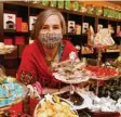  ??  ?? Simone Nerdinger betreibt eine Chocola‰ terie in der Altstadt.