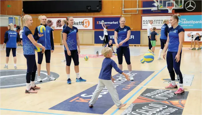  ?? FOTO: LEHTIKUVA/MIKKO STIG ?? Landslagen i volleyboll gav juniorer en chans att träna tillsamman­s med dem i Helsingfor­s bollhall inför landskampe­rna i morgon.