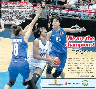  ?? RENE H. DILAN PHOTO BY ?? AT LONG LAST!
Gilas Women’s Jack Animam drives to the basket against two Thai defenders during the Philippine­s-Thailand championsh­ip match of the 30th Southeast Asian Games on Tuesday at the Mall of Asia Arena in Pasay City. The Philippine­s won, 91-71, to bag the gold medal.