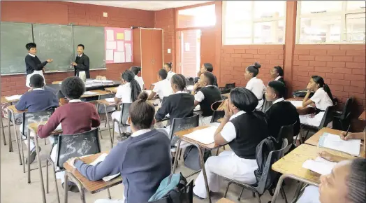  ?? PICTURE: SIBONELO NGCOBO/AFRICAN NEWS AGENCY (ANA) ?? Marcia Mthembu, left, and Naledi Mhlungu ask their classmates for ideas.the class came up with an innovative suggestion to better their exam results.