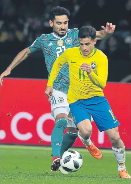  ?? FOTO: AP ?? Philippe Coutinho, con Ilkay Gündogan El barcelonis­ta creó mucho peligro en el amistoso de Berlín contra Alemania