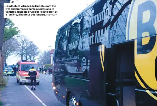  ??  ?? Les doubles vitrages de l’autobus ont été très endommagés par les explosions, le véhicule aussi été brûlé sur le côté droit et à l’arrière, à hauteur des joueurs.