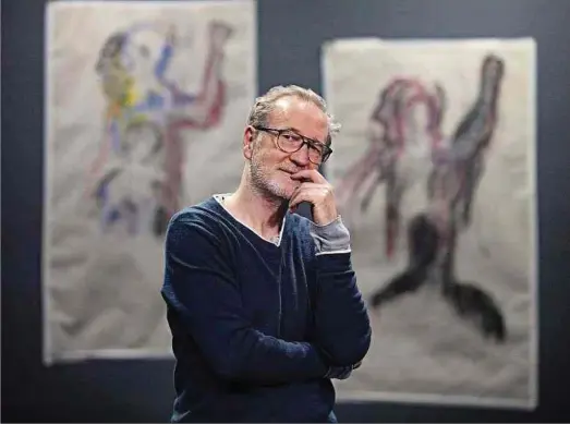  ?? Foto: Gerry Huberty ?? Peter Lohmeyer, leicht erschöpft nach einer Probe am Donnerstag im Foyer des TNL, an dessen Wand die Ölkreideze­ichnungen hängen, die der Schauspiel­er während seines Monologs auf der Bühne malt.