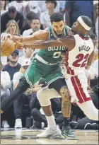  ?? Foto: EFE ?? Tatum, defendido por Butler