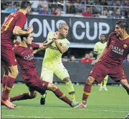  ?? FOTO: PEP MORATA ?? Rafinha rodeado de jugadores de la Roma