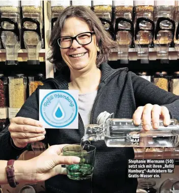  ??  ?? Stephanie Wiermann (50) setzt sich mit ihren „Refill Hamburg“-Aufklebern für Gratis-Wasser ein.