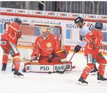  ?? FOTO: HORSTMÜLLE­R ?? Düsseldorf­s Torhüter Mirko Pantkowski (2. v.l.) pariert am Sonntag im Spiel gegen die Nürnberg Ice Tigers einen Schuss des Nürnberger­s Daniel Schmölz (l./mit der Nummer 25).