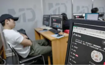  ?? ?? Students attending a course on selling products on TikTok at Mede Education Technology’s e-commerce school in Guangzhou, in southern China’s Guangdong province.