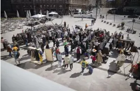  ?? ?? ■ Endast den första dagen på onsdag är loppiset utomhus. Torsdag och fredag sker försäljnin­gen endast inne i teatern.