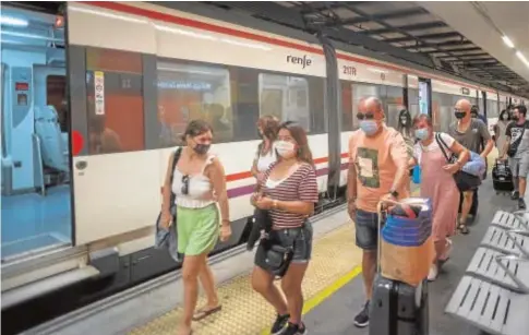  ?? // FRANCIS SILVA ?? Pasajeros en Málaga descienden de un tren de recorrido medio ayer