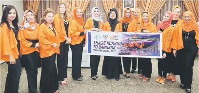  ??  ?? ROMBONGAN: Fatimah (tujuh kiri) bersama Juita (enam kiri), Leany (lapan kiri) Noriah (lima kiri) serta ahli Dewanita DUBS yang menyertai lawatan ke Bangkok bermula hari ini beraksi dengan poster mereka.