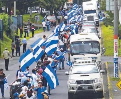  ?? AFP. ?? Opositores antigubern­amentales con banderas de Nicaragua forman una ‘cadena humana’ durante una protesta en contra de la administra­ción de Daniel Ortega en Managua, el 4 de julio.