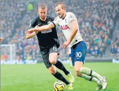  ?? AFP ?? ■
Brighton's Adam Webster (left) vies with Tottenham Hotspur striker Harry Kane.