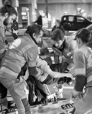  ?? (fotoserviz­io Settimio Benedusi) ?? Soccorsi Un intervento dei volontari della Croce Verde di via San Vincenzo