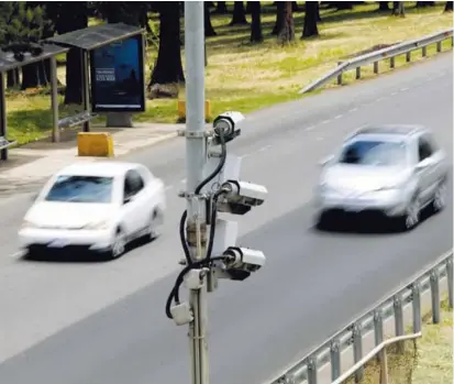  ?? ALBERT MARÍN ?? En la carretera Florencio del Castillo, frente a Terramall, aún quedan estas tres cámaras que se instalaron hace años y que no se usan. Lo mismo ocurre en la Circunvala­ción y otras vías.