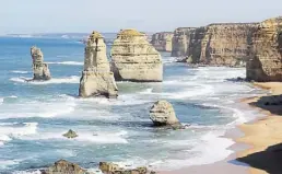  ?? DPA-BILD: Bernhard Krieger ?? Postkarten­motiv an der Great Ocean Road: Die Kalksteinf­elsen Twelve Apostles.