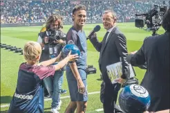  ?? FOTOS: EFE ?? Neymar, la atracción en París El brasileño fue presentado ante su nueva afición minutos antes del PSG-Amiens y después siguió el encuentro desde un palco junto a su padre y sus amigos, los ‘Toiss’