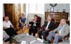  ??  ?? Lors de la conférence de presse donnée en mairie de Domfront, avec au centre Jacqueline Didier, la petite-fille d’Eugène Lelouvier.