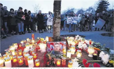  ?? Andrey Rudakov/Bloomberg ?? Homenaje ciudadano espontáneo a Alekséi Navalni en Riga, la capital de Letonia.