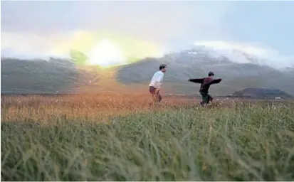  ??  ?? „Heartstone“, ein Film über eine junge Liebe, ist der Wettbewerb­sbeitrag des isländisch­en Regisseurs Gudmundur Arnar Gudmundsso­n.