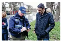  ??  ?? Boulevard Robert-laforge, Les riverains échangent entre eux, et avec la police municipale qui passe régulièrem­ent pour recenser et informer, en bénéfician­t d’un très bon accueil.