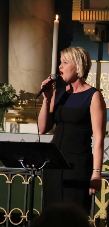  ??  ?? Hilde Sletta sang under konserten i Frelserens kirke.