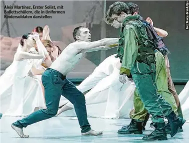  ?? ?? Aleix Martínez, Erster Solist, mit Ballettsch­ülern, die in Uniformen Kindersold­aten darstellen