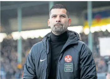  ?? FOTO: PFÖRTNER/DPA ?? Trainer Dimitrios Grammozis ist erst seit wenigen Wochen beim 1. FC Kaiserslau­tern und steht bereits massiv in der Kritik. Gerüchte über eine erfolgte Entlassung kritisiert­e er in dieser Woche scharf.