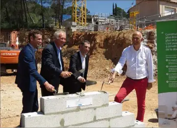  ?? (Photo A. B.) ?? De gauche à droite : Romain Galle, directeur de l’agence Méditerran­ée Elgéa, Nicolas Feron, de Logis Familial Varois, Olivier Perrot, d’Initia Promotion, et Ferdinand Bernhard, maire de Sanary.