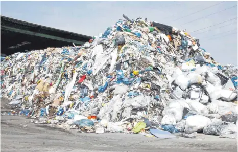  ?? FOTO: THA ?? Ein großer Müllberg steht auf dem Firmengelä­nde des Entsorgung­sunternehm­ens Alba, das in Bad Saulgau Rohstoffe behandelt und sortiert.