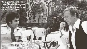  ??  ?? Une partie d’échecs avec Claude Nougaro, devant la céramique de Fernand Léger.