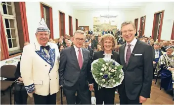  ?? FOTO: DETLEF ILGNER ?? Stadtspark­assen-Chef Hartmut Wnuck (rechts) erhielt im Ratssaal von Rathaus Abtei die Goldene Narrenprit­sche. Mit ihm freuten sich seine Frau Margret, Laudator Eugen Viehof und MKV-Chef Gert Kartheuser (links).