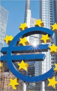  ?? FOTO: AFP ?? Das Eurologo vor der Europäisch­en Zentralban­k in Frankfurt. Führende Ökonomen fordern dringende Neuerungen, um den hohen Staatsschu­lden und faulen Krediten in der Eurozone Herr zu werden.