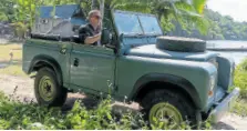  ??  ?? Ayer y hoy. Arriba, el nuevo Land Rover Defender en Namibia; abajo, Daniel Craig en el veterano Serie III