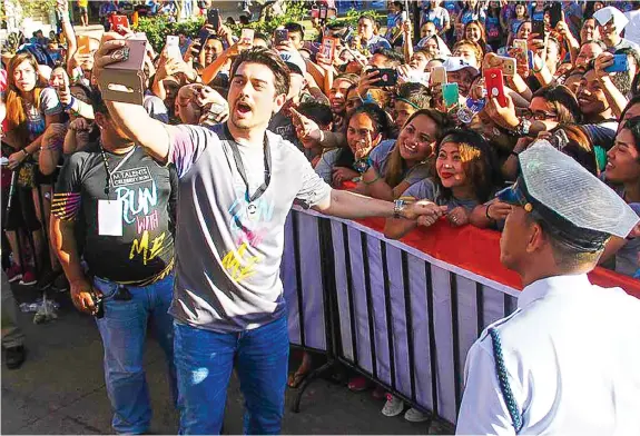  ?? JOY TORREJOS ?? Actor Ian Veneracion takes a groufie with participan­ts of the M-Talent Celebrity Run in Mandaue City yesterday.